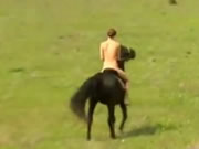紅頭髮美女在草原上裸體騎著馬